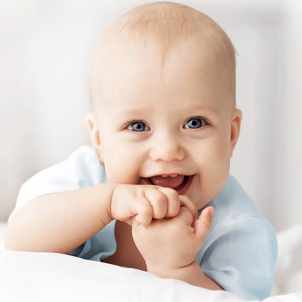 Bébé souriant avec yeux bleus