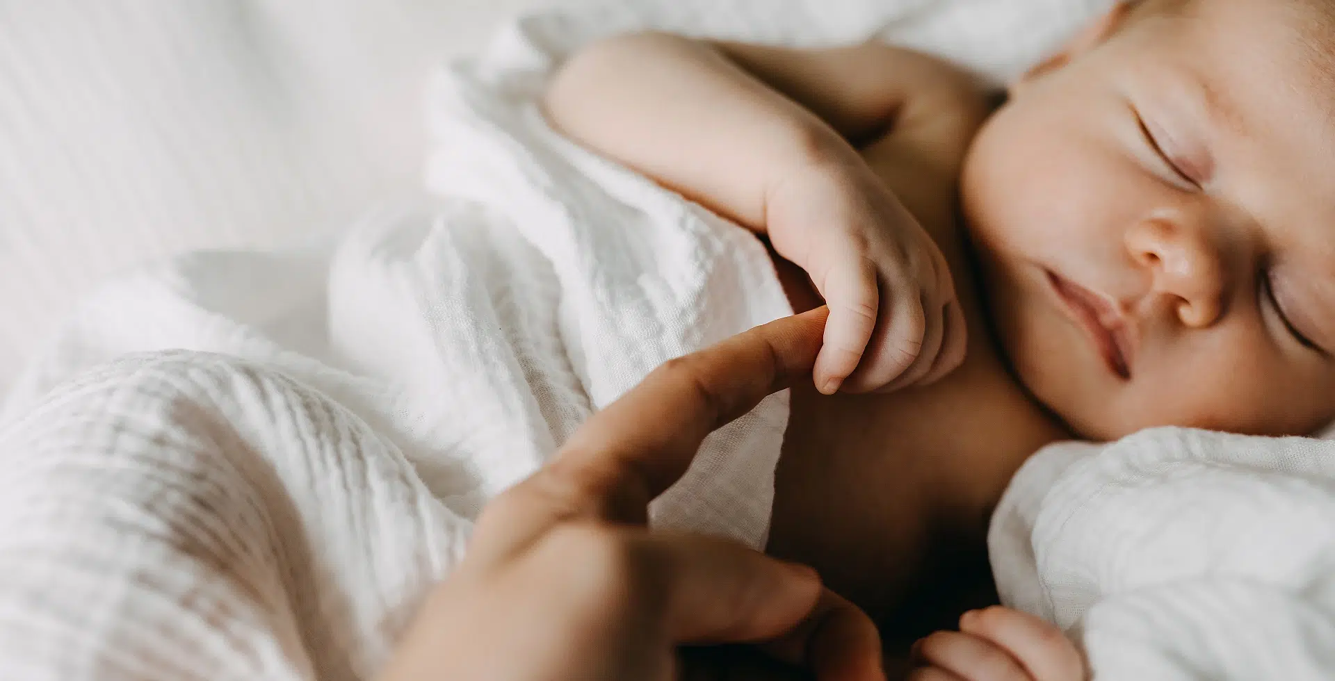 Bébé dormant avec une couverture