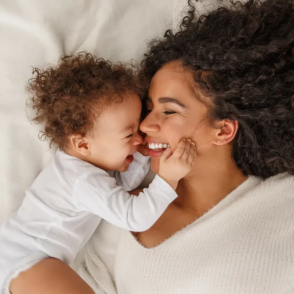 Mère et enfant souriants allongés