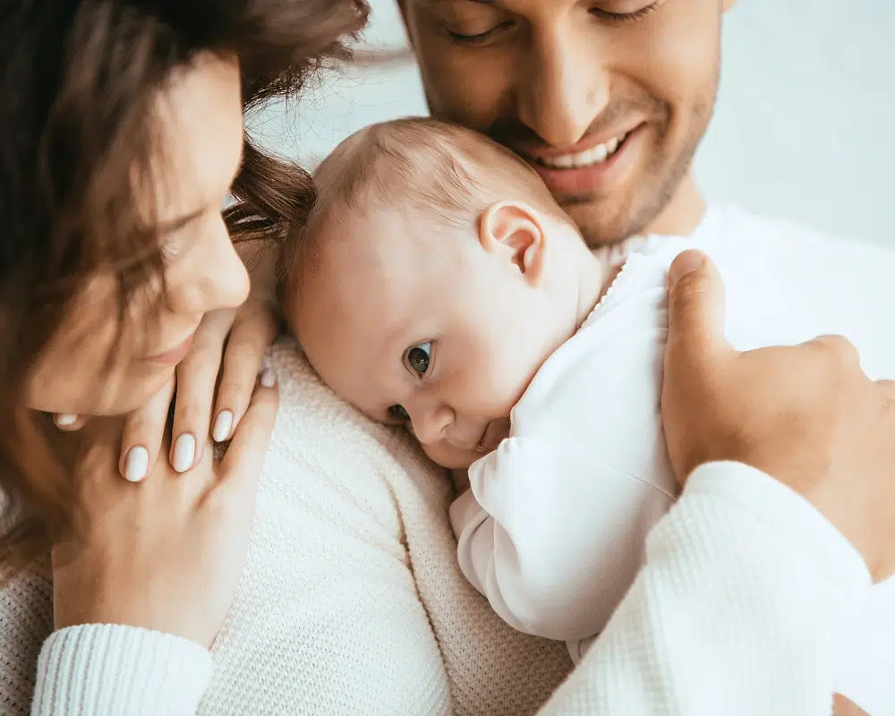 Parents tenant un bébé dans les bras