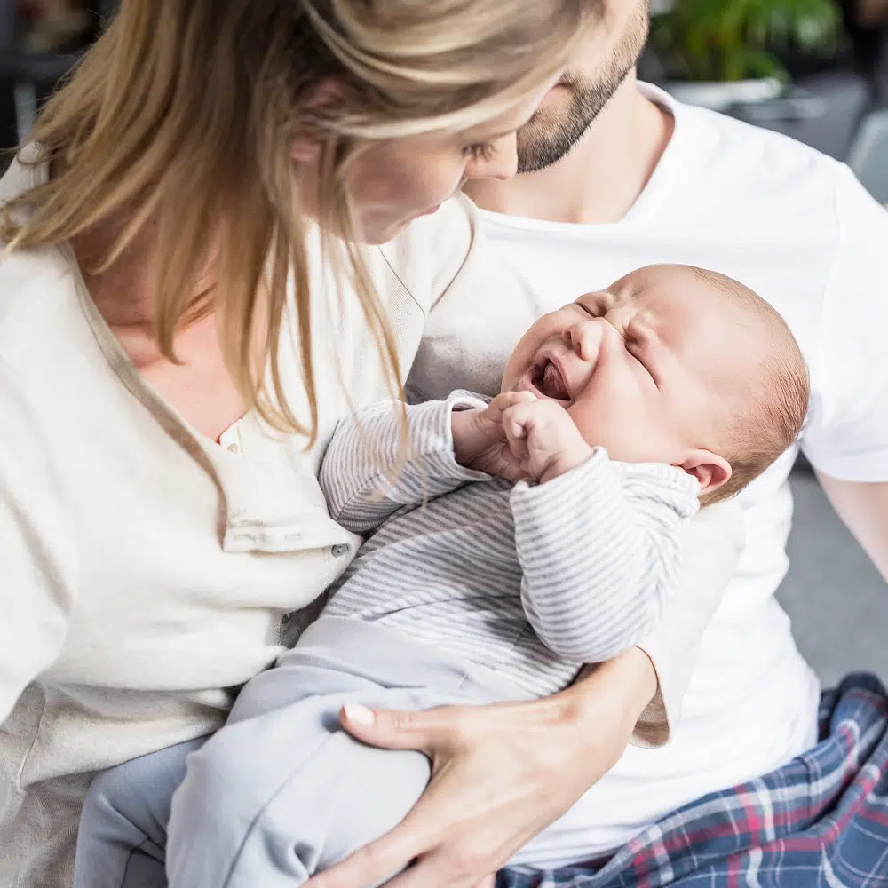Parents tenant un bébé qui pleure